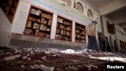 Suasana masjid di Sana'a, Yaman usai serangan bom bunuh diri hari Jumat (20/3).