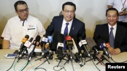 El ministro malasia, Liow Tiong Lai, es más optimista y dice que la pieza hallada en Mozambique es de un avión Boeing 777.