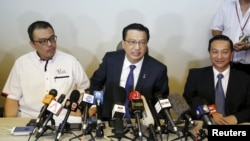 Menteri Transportasi Liow Tiong Lai (tengah) dalam konferensi pers di Kuala Lumpur, Malaysia (3/3), menjelaskan soal temuan reruntuhan pesawat di Mozambik yang diduga kepingan MH370.