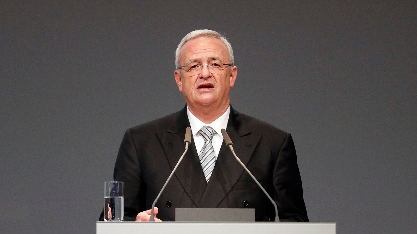 Martin Winterkorn, saat menjabat CEO Volkswagen, memberi kata sambutan dalam rapat tahunan pemegang saham di kantor Volkswagen, Hannover, Jerman, 5 Mei 2015. (Foto: Frank Augstein/AP Photo)