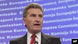 Ông Guenther Oettinger nói trong một thông cáo do Ủy hội công bố rằng giờ đây ông đã nhận thức những phát biểu của ông đã "gây tổn thương" nhiều người. 