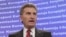 Ông Guenther Oettinger nói trong một thông cáo do Ủy hội công bố rằng giờ đây ông đã nhận thức những phát biểu của ông đã "gây tổn thương" nhiều người. 