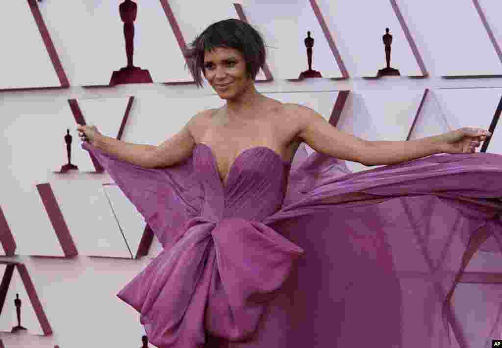 Halle Berry à chegada dos Oscars