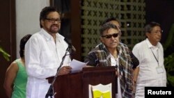 Negosiator utama Angkatan Bersenjata Revolusioner Kolombia (FARC) Ivan Marquez (kiri) dalam konferensi di Havana, Kuba, Agustus 2014.