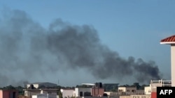 Capture d'écran d'une vidéo de l'AFP montrant de la fumée à Bamako pendant qu'on peut entendre des échanges de coups de feu.