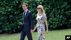 Ivanka Trump, putri dan asisten Presiden Donald Trump, bersama suaminya, Jared Kushner, yang juga penasihat senior Gedung Putih, berjalan bersama untuk bergabung dengan Presiden Trump di helikopter kepresidenan Marine One, di Gedung Putih, Washington, 19 Mei 2018.