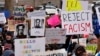 Sejumlah demonstran menggelar aksi protes menentang Presiden AS Donald Trump dan Elon Musk di luar Gedung Capitol Michigan di Lansing, Michigan, pada 5 Februari 2025. (Foto: AFP/Jeff Kowalsky)