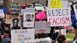 Sejumlah demonstran menggelar aksi protes menentang Presiden AS Donald Trump dan Elon Musk di luar Gedung Capitol Michigan di Lansing, Michigan, pada 5 Februari 2025. (Foto: AFP/Jeff Kowalsky)