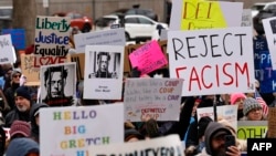 Sejumlah demonstran menggelar aksi protes menentang Presiden AS Donald Trump dan Elon Musk di luar Gedung Capitol Michigan di Lansing, Michigan, pada 5 Februari 2025. (Foto: AFP/Jeff Kowalsky)