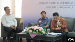 Rilis Survei SMRC: Kecenderungan Pilihan Gubernur Warga DKI, Rabu (12/4) di kantor SMRC. Paling kanan A.Riza Patria ( Tim sukses pasangan Anies-Sandi) dan Maruarar Sirait (tengah) Tim Sukses Basuki Tjahaja Purnama-Djarot. (Foto: VOA/Fathiyah). 