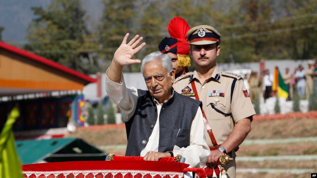 Mufti Mohammad Sayeed, menteri utama negara bagian Jammu dan Kashmir di India Utara (melambaikan tangan) saat menghadiri wisuda polisi di Manigham, Srinagar, wilayah Kashmir yang dikuasai oleh India, 15 September 2015 (Foto: dok). 