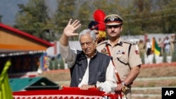 Mufti Mohammad Sayeed, menteri utama negara bagian Jammu dan Kashmir di India Utara (melambaikan tangan) saat menghadiri wisuda polisi di Manigham, Srinagar, wilayah Kashmir yang dikuasai oleh India, 15 September 2015 (Foto: dok). 