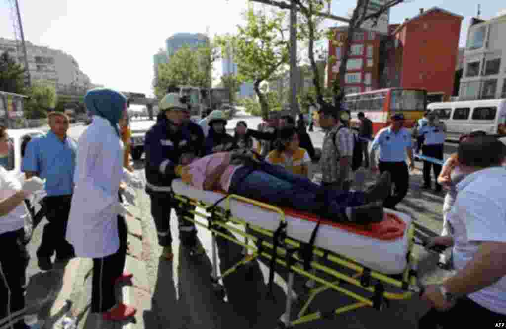 A wounded man is taken to an ambulance following a blast in Istanbul May 26, 2011. A suspected bomb blast wounded at least seven people including a police officer in Istanbul on Thursday, according to Turkish newschannels. REUTERS/Murad Sezer (TURKEY - Ta