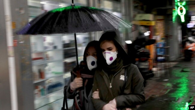 2020年2月25日伊朗德黑兰市中心行人戴口罩和手套防范冠状病毒。