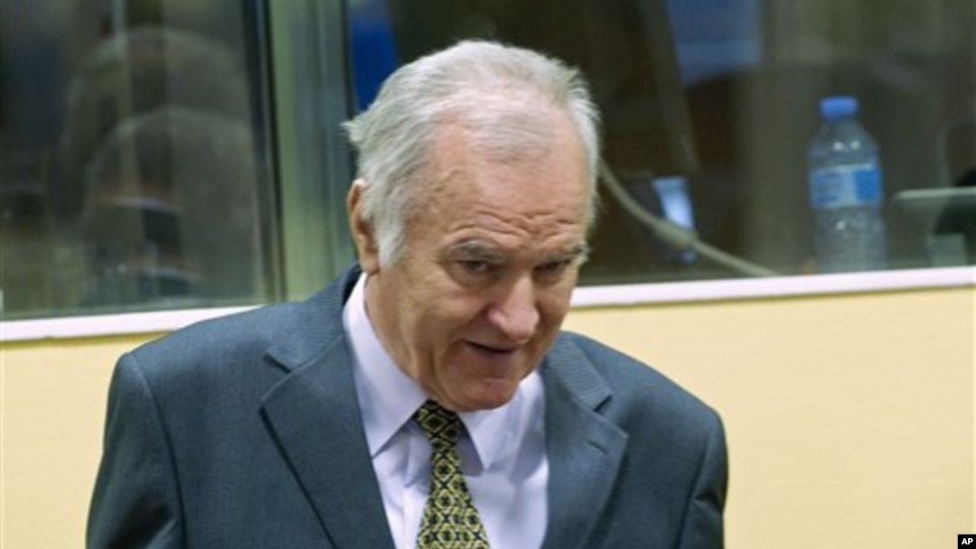 Mantan pemimpin militer Serbia Jendral Ratko Mladic hadir dalam pengadilan militer di Den Haag, Belanda (16/5). 