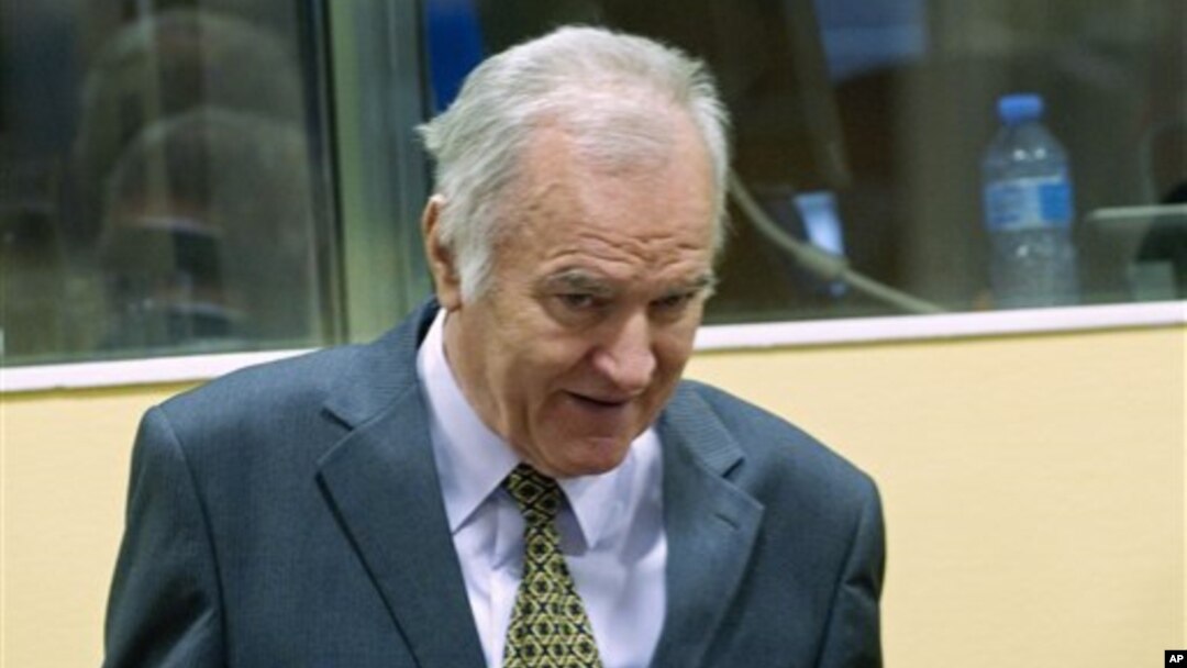 Mantan pemimpin militer Serbia Jendral Ratko Mladic hadir dalam pengadilan militer di Den Haag, Belanda (16/5). 