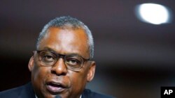 ফাইল - প্রতিরক্ষামন্ত্রী লয়েড অস্টিন ওয়াশিংটনের ক্যাপিটল হিলে আফগানিস্তানে সামরিক অভিযানের সমাপ্তি এবং ভবিষ্যতের সন্ত্রাসবাদবিরোধী অভিযানের পরিকল্পনার বিষয়ে একটি সেনেট সশস্ত্র পরিষেবা কমিটির শুনানির সময় কথা বলছেন৷২৮ সেপ্টেম্বর, ২০২১। (ছবি-এপি/ প্যাট্রিক সেমান্সকি)