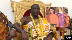 Le roi Amon N'Douffou V, roi de Krindjabo, capitale du royaume de Sanwi, dans le sud-est de la Côte d'Ivoire, en 1992.