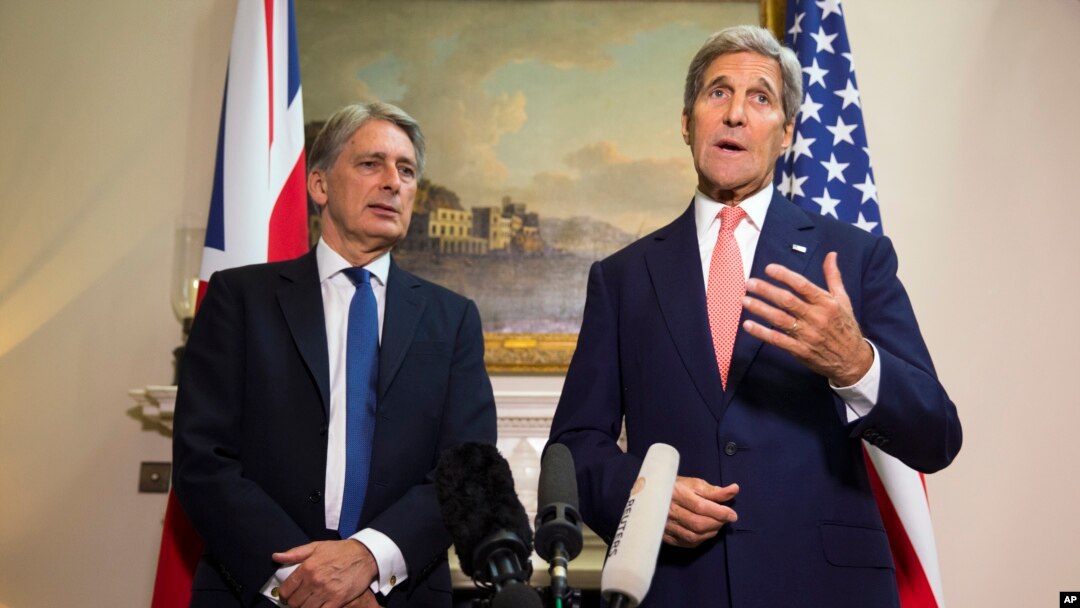 Ngoại trưởng Mỹ John Kerry trong 1 cuộc họp báo với Ngoại trưởng Anh Philip Hammond ở London, ngày 19/9/2015.
