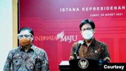 Menko Perekonomian Airlangga Hartarto (kiri) dan Menteri Kesehatan Budi Gunadi Sadikin (kanan) dalam telekonferensi pers di Istana Kepresidenan, Jakarta, Jumat (26/3). (Foto: Biro Setpres)