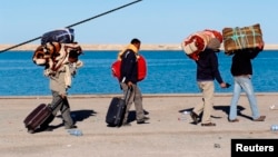 Des Egyptiens fuient la Libye à bord 'un bateau dans la ville portuaire de Zarzis, en Tunisie, le 2 mars 2011.