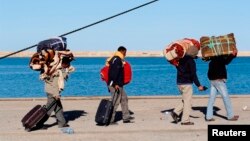 Des Egyptiens fuient la Libye à bord 'un bateau dans la ville portuaire de Zarzis, en Tunisie, le 2 mars 2011.