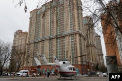 3 Şubat 2025 - Rusya Acil Durum Bakanlığı'na ait bir helikopter, patlamanın meydana geldiği apartman kompleksinin önünde.