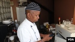 Samuel Kinuthia, seorang chef di Nairobi, menggunakan Branch untuk mendapatkan pinjaman bagi bisnisnya. (L. Ruvaga/VOA)