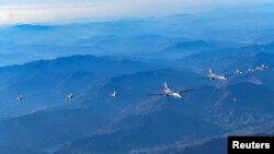 5일 한반도 상공에서 미 공군 B-1B 전략폭격기 2대와 미국 F-16, 한국 F-35A가 연합훈련을 하고 있다. 