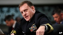  Admiral Mike Rogers babban daraktan leken asiri da kare muradun yanar gizon Amurka yayinda yake ba da shaida a majalisar dokoki