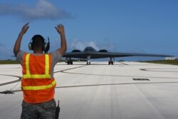 미국 괌 공군기지에서 B-2 스텔스 전략폭격기가 활주로 위를 이동하고 있다.
