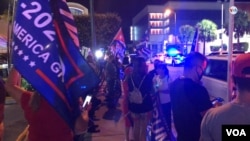 Cientos de simpatizantes de Trump se congregaron en el emblemático restaurante Versailles de Miami, Florida, para seguir los resultados electorales. [Foto: Toni Belchi/VOA].