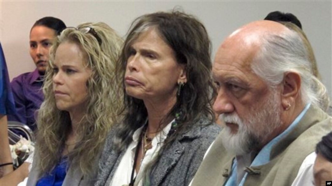 Vokalis Aerosmith Steven Tyler (tengah) dan pengacaranya Dina LaPolt (kiri) serta pemain drum Fleetwood Mac Mick Fleetwood dalam sidang RUU privasi selebriti di Honolulu, Hawaii. (Foto: Dok)