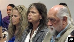 Vokalis Aerosmith Steven Tyler (tengah) dan pengacaranya Dina LaPolt (kiri) serta pemain drum Fleetwood Mac Mick Fleetwood dalam sidang RUU privasi selebriti di Honolulu, Hawaii. (Foto: Dok)