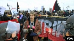 Plizyè santèn manifestan bloke baryè nan kèk pò kote ki gen anpil aktivite sou kòt lwès peyi a ak Kanada, nan kad yon mouvman yo mete sou pye, sa gen preske 3 mwa kont sa yo di ki se grand manjè