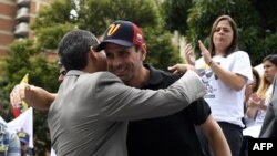 El líder opositor Henrique Capriles, está inhabilitado para ejercer funciones públicas, por orden del gobierno en disputa de Venezuela de Nicolás Maduro.