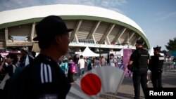 Vista general de los agentes de la Gendarmería fuera del estadio antes del partido entre Israel y Japón, en los Juegos Olímpicos de París, el 30 de julio de 2024. 