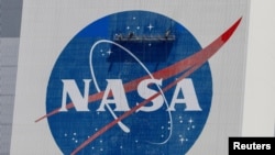 Radnici peru znak NASA-e na zgradi za sastavljanje rakete. Cape Canaveral, FLORIDA. 19. maj, 2020. (Foto: REUTERS/Joe Skipper)