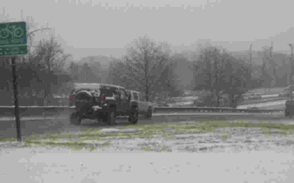 Washington se tiñe de blanco bajo una escasa capa de nieve.