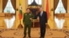 El jefe militar de Birmania, y ahora líder del país, el general Min Aung Hlaing, a la izquierda, y el ministro de Exteriores chino Wang Yi, posan para una foto durante su reunión el 12 de enero de 2021.