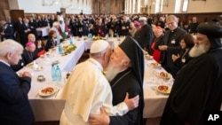 Paus Fransiskus (tengah) berbincang dengan pemuka agama lainnya sebelum mengadakan doa bersama bagi perdamaian di Assisi, Italia hari Selasa (20/9). 