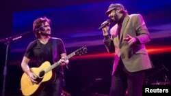 Juan Luis Guerra y Juanes en el concierto este sábado en Barclays Center, en el condado de Brooklyn.