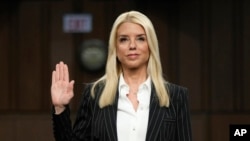 Pam Bondi, elegida por el presidente electo Donald Trump para dirigir el Departamento de Justicia, presta juramento ante la Comisión Judicial del Senado para su audiencia de confirmación, en el Capitolio en Washington, el miércoles 15 de enero de 2025. (Foto AP/Ben Curtis)