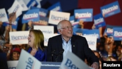 U.S. Democratic presidential candidate Senator Bernie Sanders celebrates with his wife Jane after being declared the winner of the Nevada Caucus while holding a campaign rally in San Antonio, Texas, Feb. 22, 2020. 