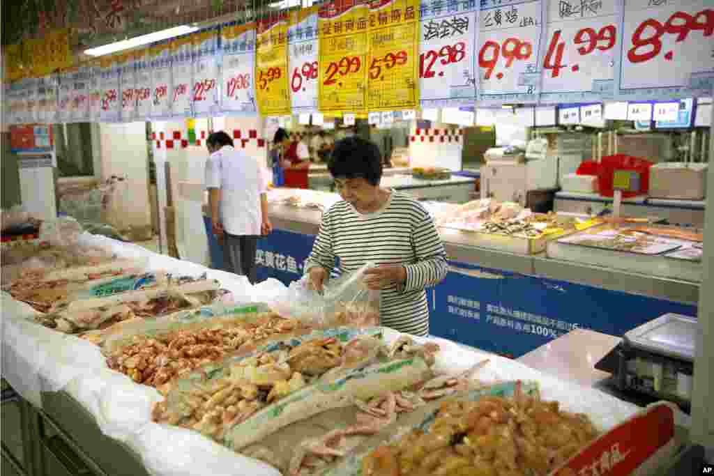 北京一家超市上，有人挑选鸡肉（2017年5月12日）。根据美中贸易协议，中国对美国牛肉长达13年禁令即将解除，美国也将重新开放中国熟制禽肉的进口。美国畜牧业对这一消息感到振奋，但卫生行业监督者担忧中国禽肉产品的安全问题。