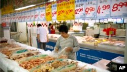 在北京一家超市选购鸡肉的顾客。（2017年5月12日）