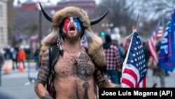 Manifestantes marcham em Washington DC contra confirmação de Joe Biden