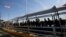 Мігранти з Куби стоять в черзі на пункті перетину кордону в Техасі,1 квітня 2019 року