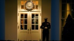 一名海軍陸戰隊員守衛在白宮西翼入口。 (2021年1月13日)