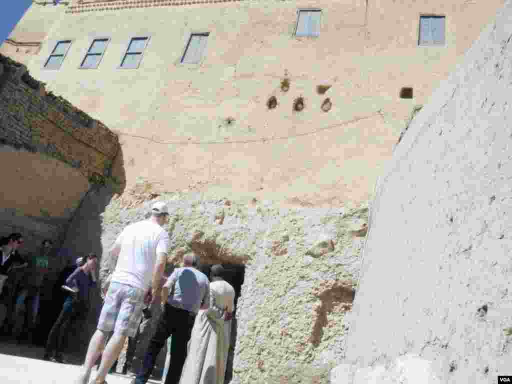 Tourists and journalists line up to visit newly opened tombs of ancient nobles in Luxor, Egypt, Nov. 5, 2015. (H. Elrasam/VOA)